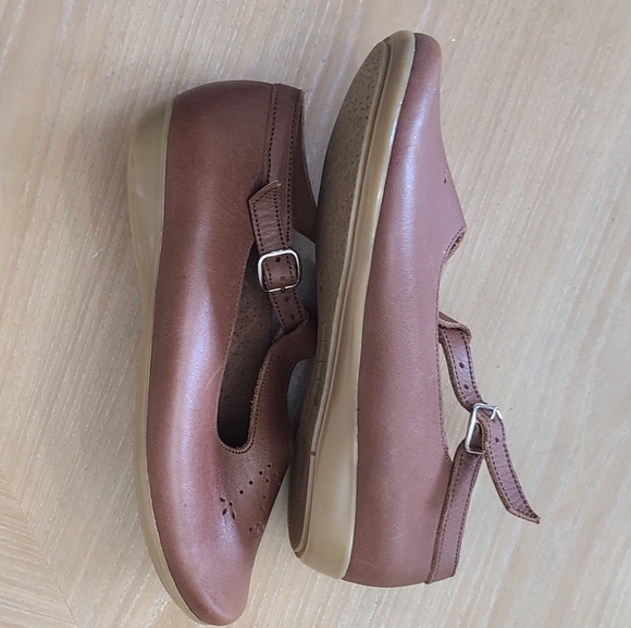 Adelisa Y Co. Espreso Caterina Mary Jane Leather Shoe Size 4 (Big Kid) - Picture 6 of 6